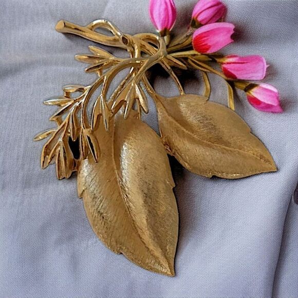 Sarah Coventry Leaf Brooch Branch Pin Sea Whispers Gold Tone Baroque Rococo 60s. - Picture 1 of 16